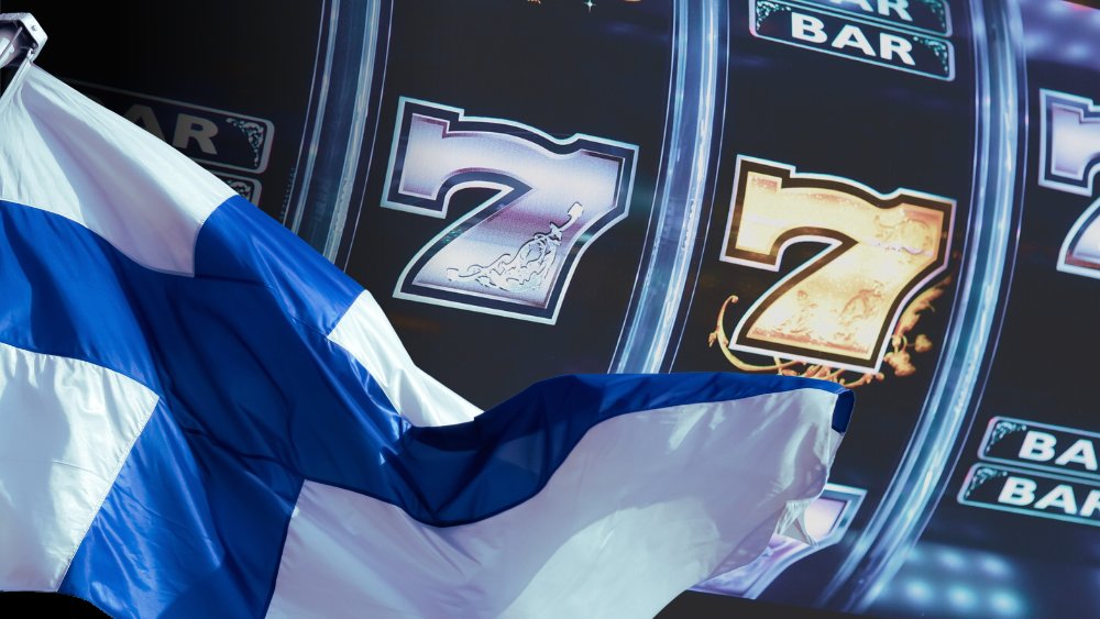 Finlands flagga framför en spelautomat