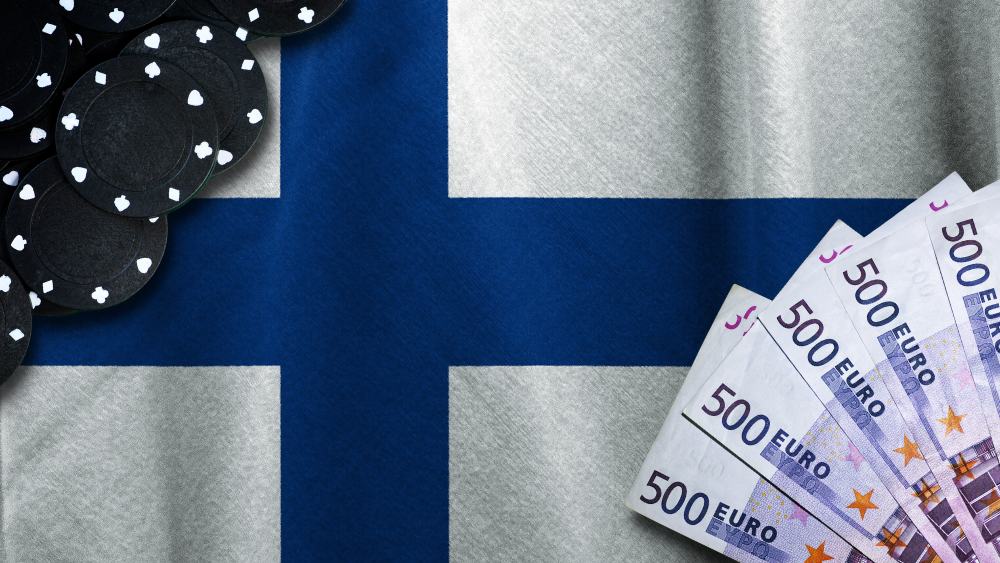 Spelmarker och eurosedlar över den finska flaggan
