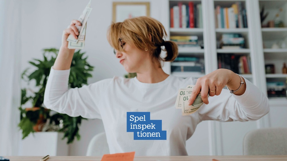 Kvinna med Spelinspektionen logo håller i pengar