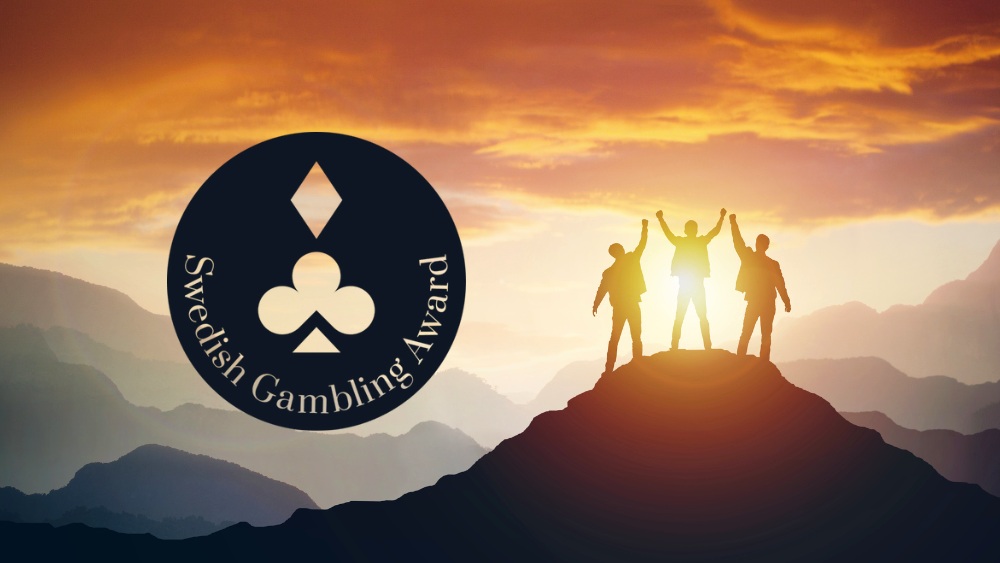 Tre segrande personer på ett berg med Swedish Gambling Award logo