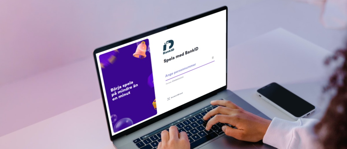 Kvinna spelar casino med BankID på dator