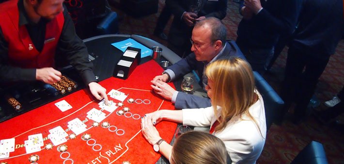spelare i casino cosmopol spelar blackjack vid bordet